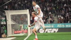 Ermedin Demirović und Phillip Tietz jubeln nach dem 1:0-Treffer gegen Union Berlin