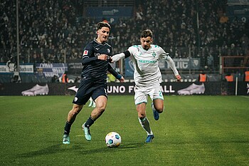 Oliver Deman in a duel with a Bochum player.