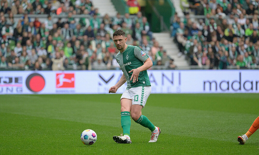 Milos Veljkovic in action for Werder.