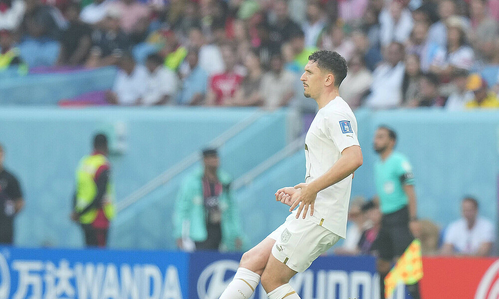 Milos Veljkovic playing a pass.