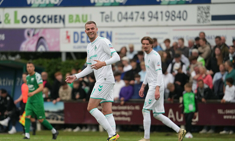 Marvin Ducksch smiling in the away kit.