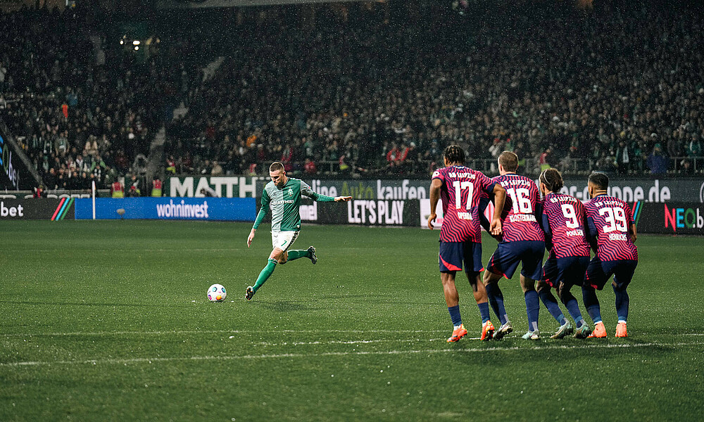 Marvin Ducksch steps up to take a free kick.