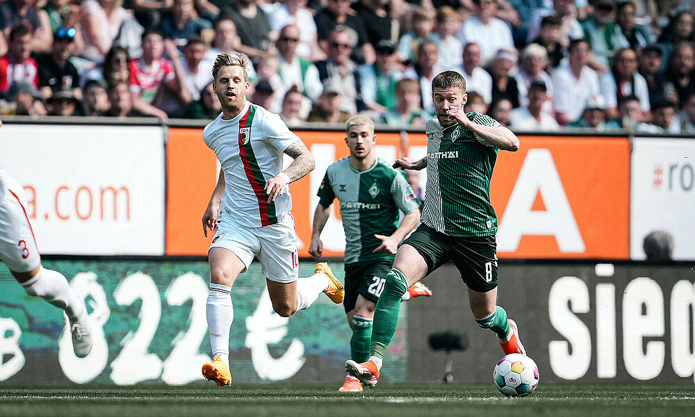 Mitchell Weiser running with the ball.