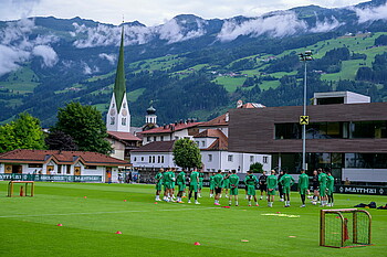 The Werder players standing in a circle on the pitch.