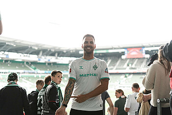 Rodrigo shows the Werder tattoo on his arm.