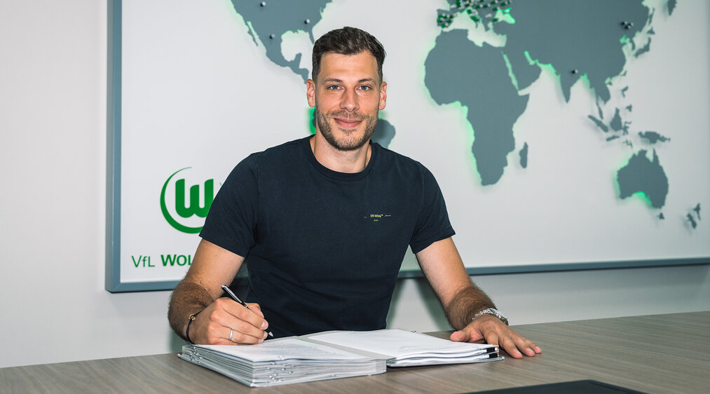 Der Neuzugang Marius Müller des VfL Wolfsburg unterschreibt seinen Vertrag.