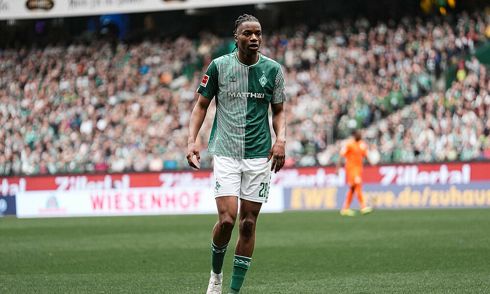 Skelly Alvero in a Werder shirt.