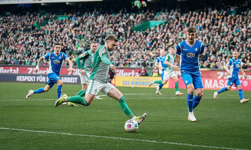 Mitchell Weiser playing the ball.