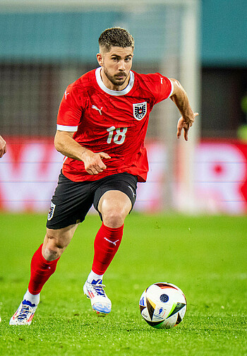 Romano Schmid runs with the ball.