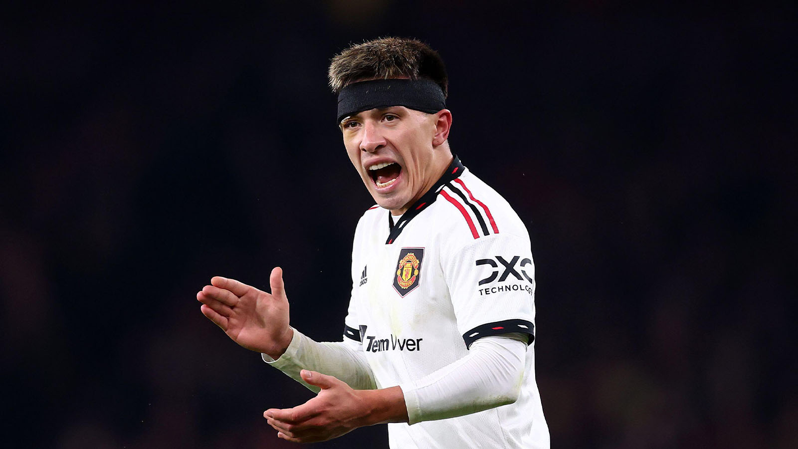 Lisandro Martinez of Manchester United celebrates his goal during the Premier League match at the Emirates Stadium, London.