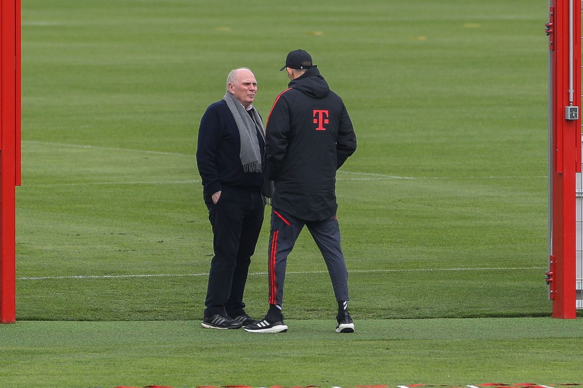 Uli Hoeness in intense conversation with Thomas Tuchel at Bayern Munich training.