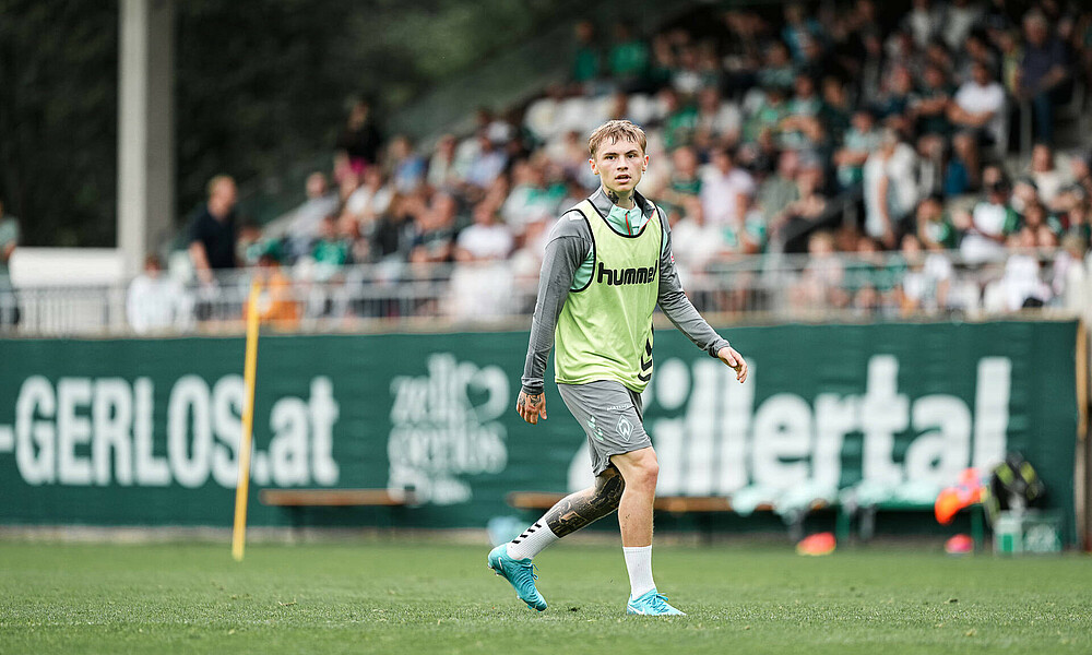 Hansen-Aarøen on the pitch in a bib.