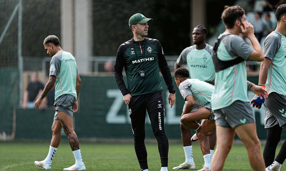 Ole Werner with his players on the training pitch.