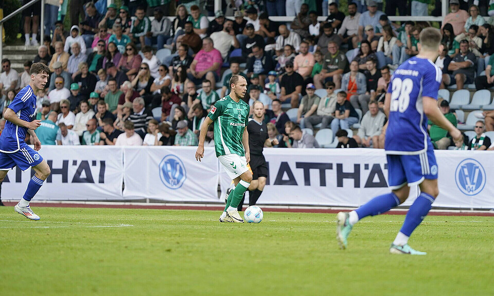 Senne Lynen on the ball in a friendly match.