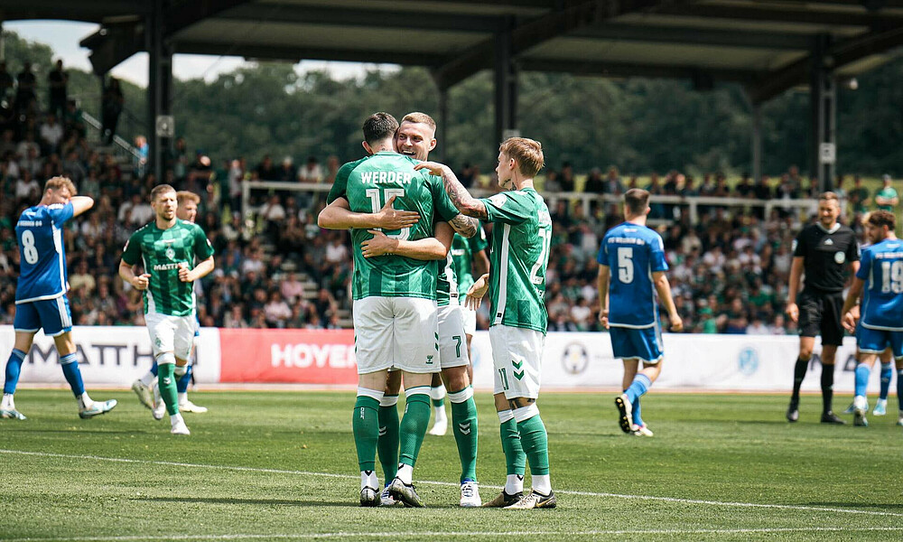 Marvin Ducksch hugs Oliver Burke.