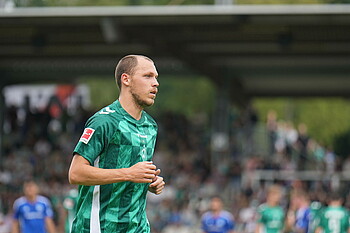 Senne Lynen makes a run during the game wearing the new kit.