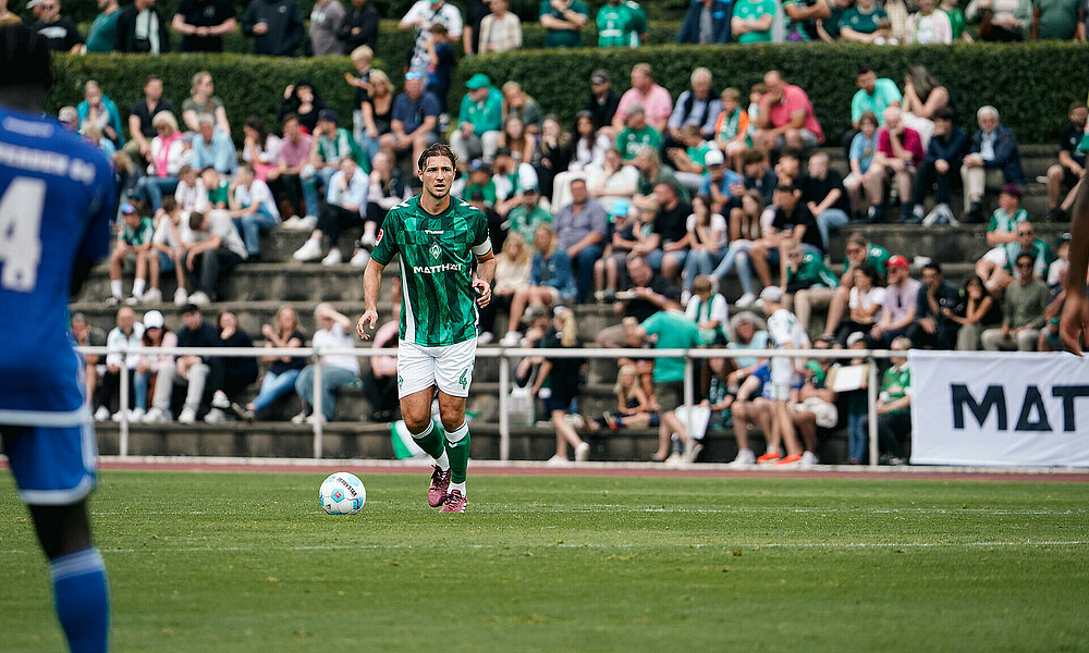 Niklas Stark dribbling with the ball.