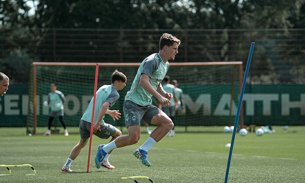 Jens Stage in a warm-up drill.