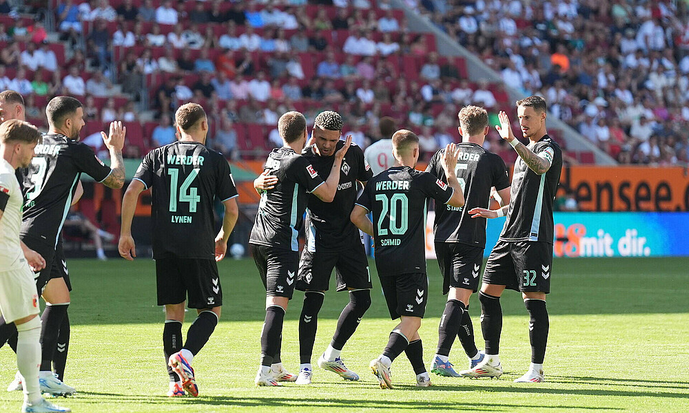 The Werder players celebrating a goal.