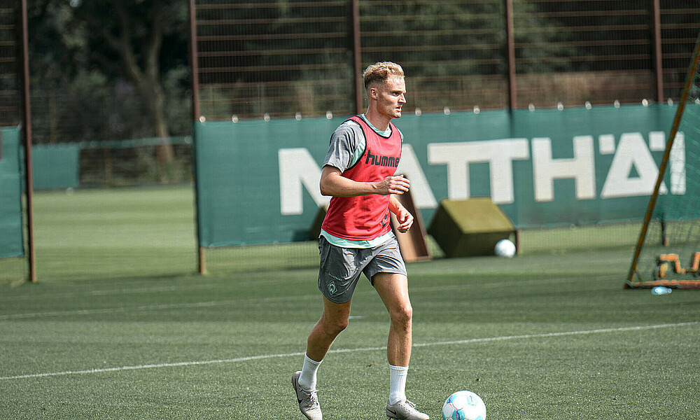 Amos Pieper with the ball in training.