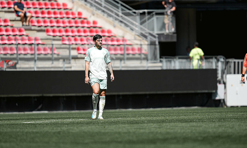 Dawid Kownacki on the pitch, wearing the away kit