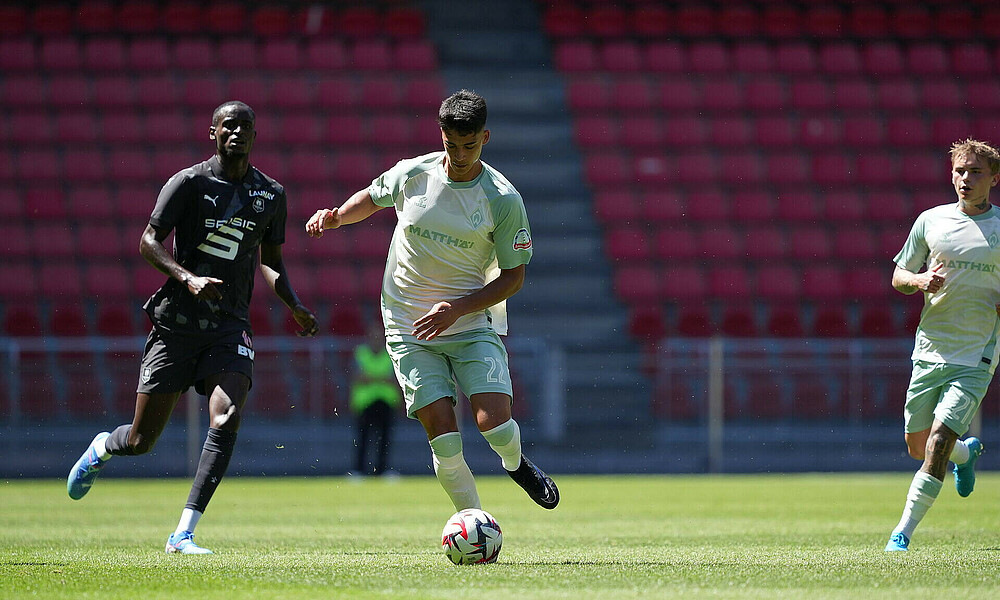 Julian Malatini dribbles with the ball.