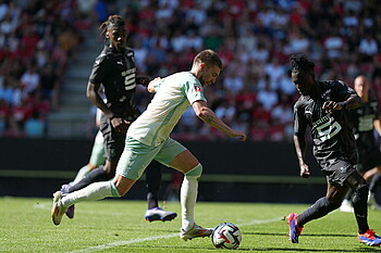 Mitchell Weiser dribbles with the ball at his feet.