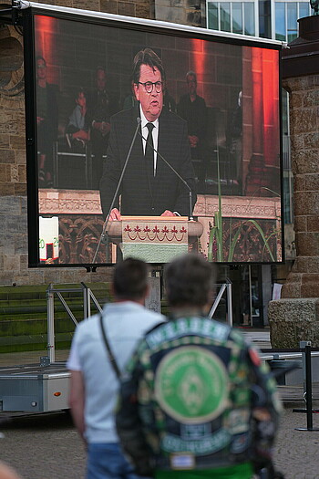 Hubertus Hess-Grunewald speaks at Willi Lemke's memorial service.