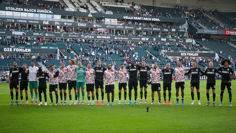 15-gladbach-vfb-2425-mannschaft-vor-kurve-von-vorne_00000_frz_752x423