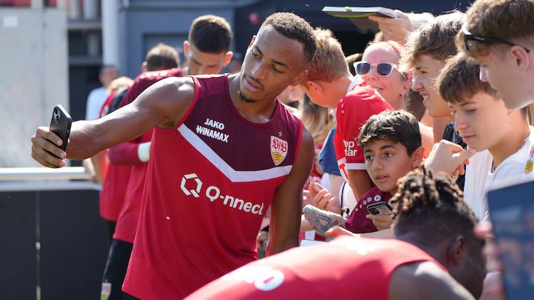 24-09-03-jamie-leweling-selfie-mit-fans-beim-oeffentlichen-training_00000_frz_752x423