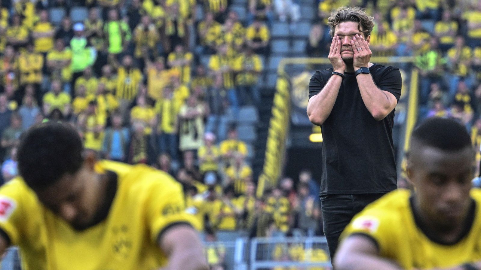 Borussia Dortmund manager Edin Terzic looks upset