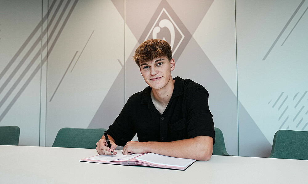 Mats Heitmann signing his first professional contract.