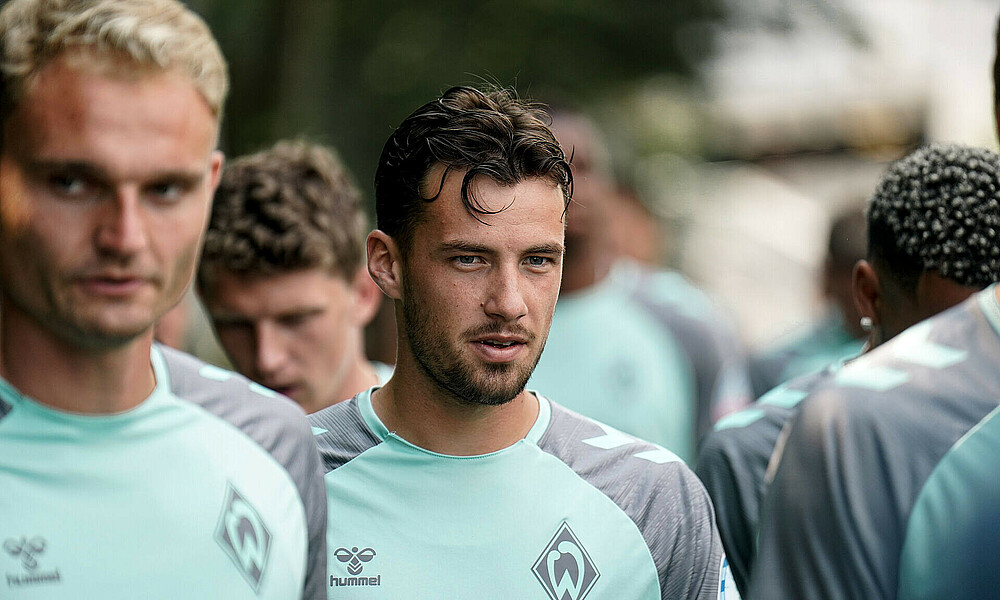 Olivier Deman wearing the training kit on the way to training