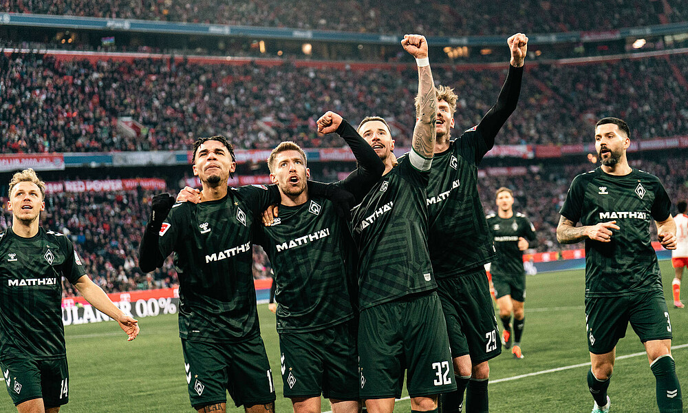 The Werder players celebrate their 1-0 win at FC Bayern earlier this year.