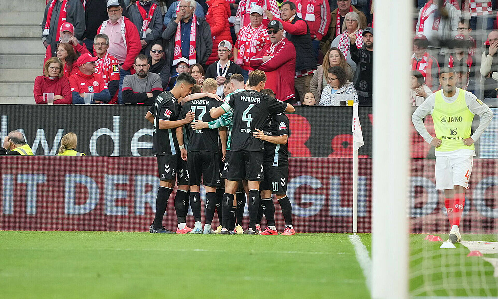 Werder celebrate the winning goal in Mainz.