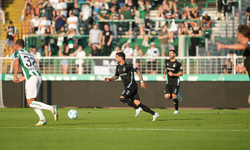 Leonardo Bittencourt dribbling with the ball.