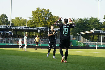 Derrick Köhn and Justin Njinmah high-fiving.