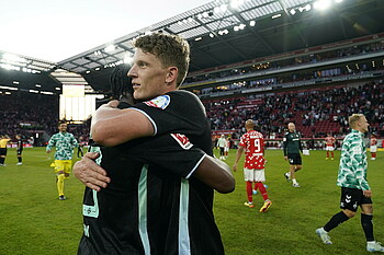 Jens Stage hugging Derrick Köhn.