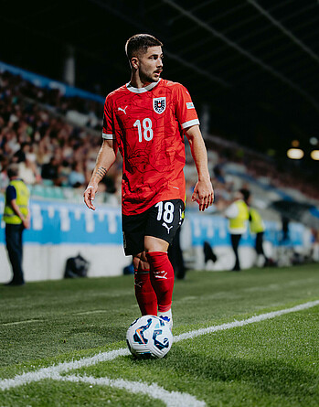 Romano Schmid prepares to take a corner kick.