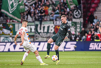 Marvin Ducksch challenges for the ball against a Mainz player.