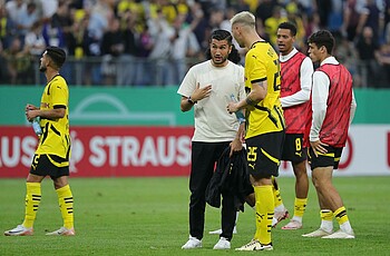 Nuri Sahin speaking to Niklas Süle.