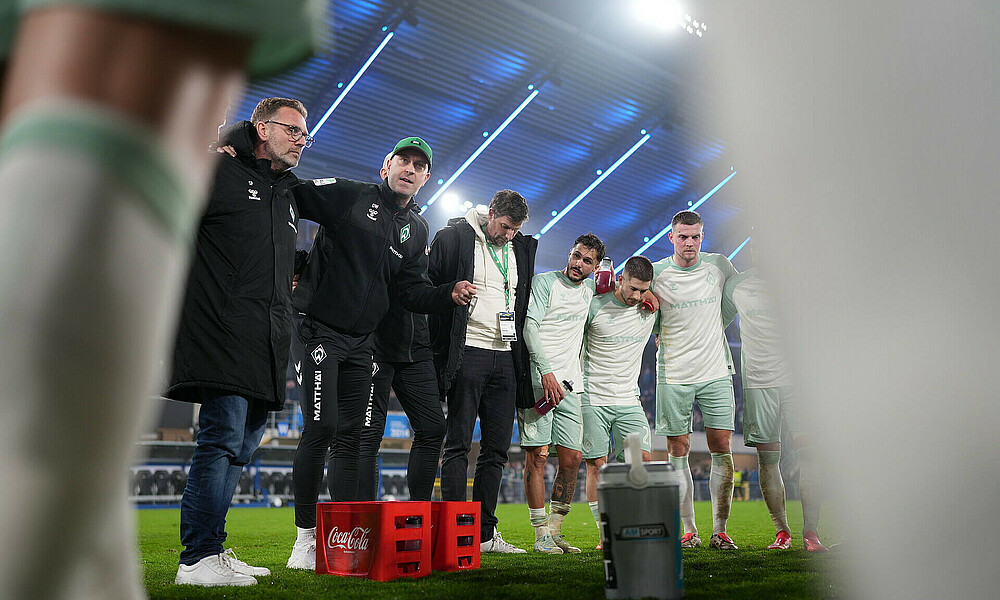 Ole Werner addressing his team in a huddle.