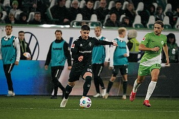 Romano Schmid on the ball next to Lovro Majer.