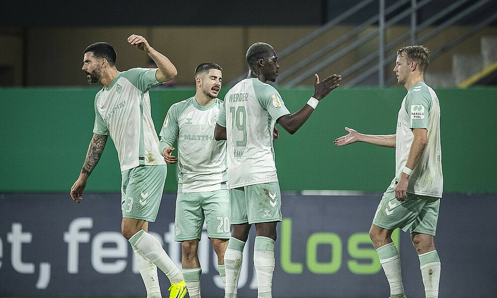 The team celebrate Ducksch's goal.