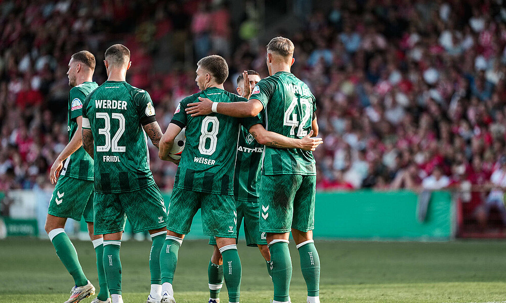 Keke Topp celebrates his goal against Energie Cottbus with Marco Friedl, Romano Schmid, Mitchell Weiser and Marvin Ducksch.