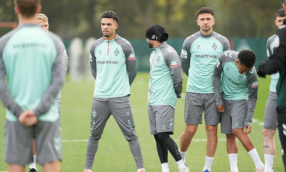 Justin Njinmah, Leonardo Bittencourt, Milos Veljkovic and Felix Agu stand in a group in team training