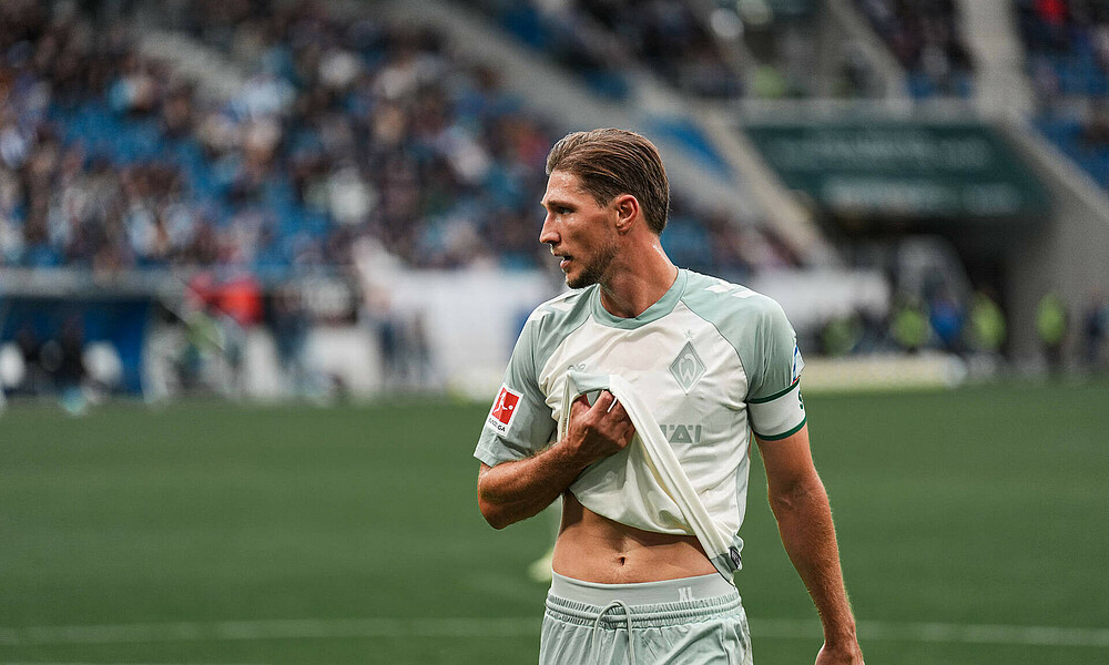 Niklas Stark lifts up his shirt slightly during away match against TSG Hoffenheim