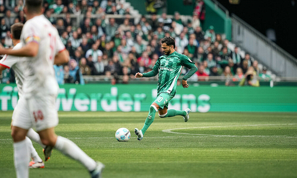 Leonardo Bittencourt with his foot on the ball.