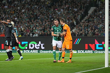 Marvin Ducksch and Lukas Hradecky slap hands.