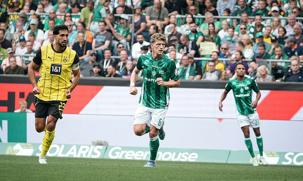 Jens Stage on the pitch at the Weserstadion against Dortmund